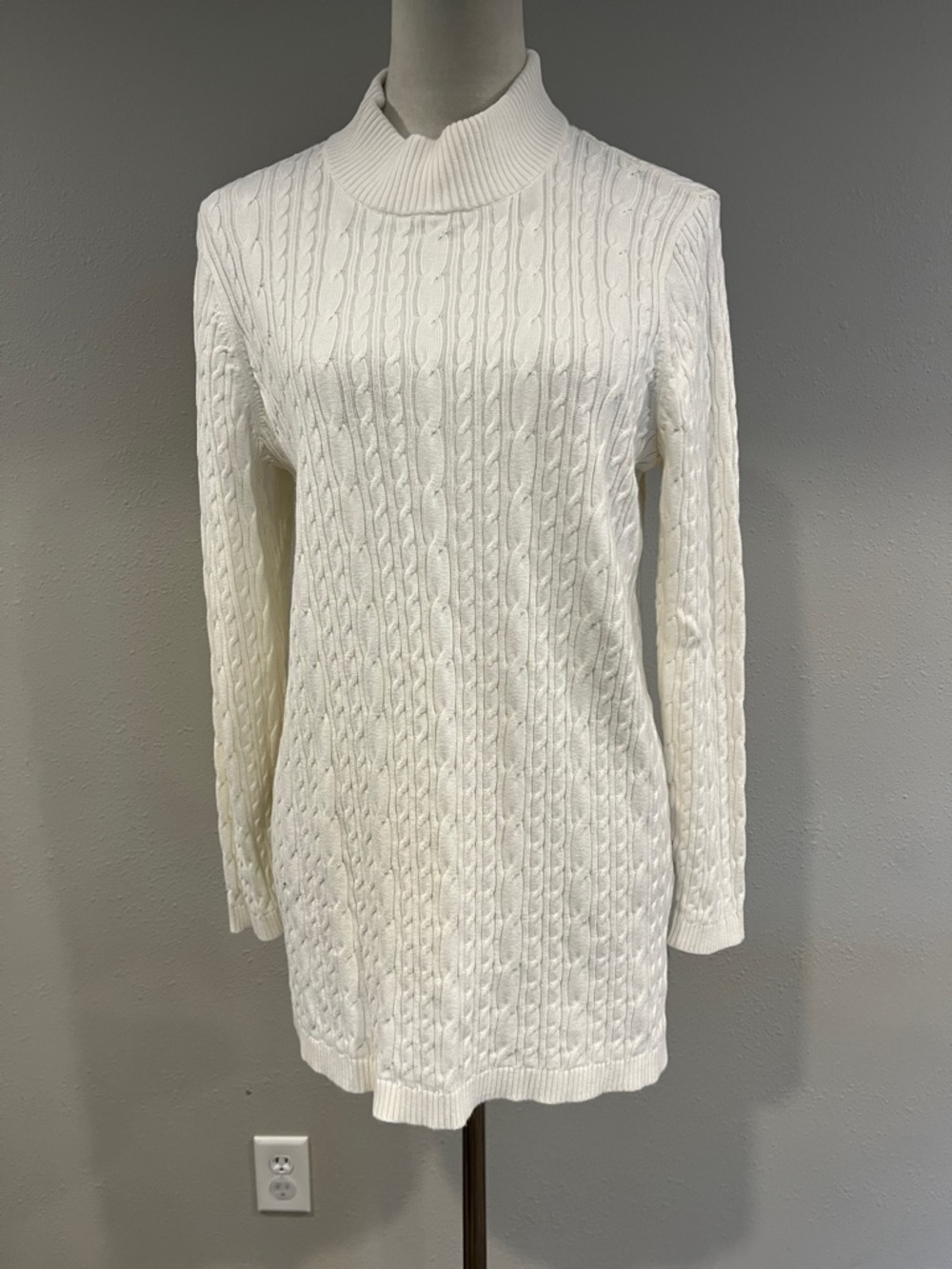 Classic‎ Cable Knit white Turtleneck long Sweater size medium